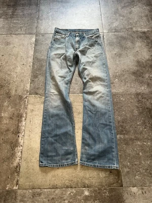 Vintage Flared Levis 507 Jeans  - Tjatja! idag säljer jag mina helt fantastiska Levis 507 med en otroligt snygg wash👏 de e i strlk 30/34 och i riktigt bra skick!🫡 enligt mig är 507or något av de bäst sittande jeansen som finns där ute🖖 Tveka inte på att skriva ifall ni har frågor!