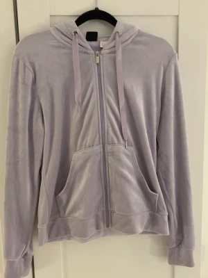 Velour kofta - Lila velour kofta från Gina, kommer inte till användning,