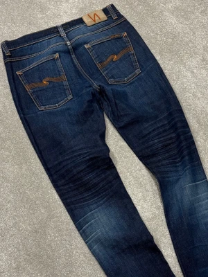 Nudie jeans - Nudie Jeans | Modell: Lean Dean | Skick 9/10 mycket bra | *smutsiga | Nypris ca 2500kr | Mitt pris 699kr | Midja: 42cm | Ytterbenslängd: 103cm | Benöppning: 16cm | Lår: 29cm | Kom gärna pm vid frågor eller funderingar | Postas eller möts upp i Gävle!
