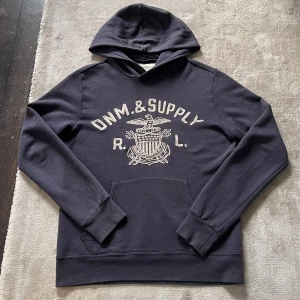 Denim & supply Hoodie  - Säljer min feta Denim & Supply Ralph Lauren hoodie. Snygg marinblå färg som passar perfekt till jeans. Storlek S och i bra skick.