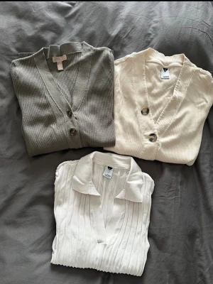 Ribbad kofta i beige med knappar - Supersnygg ribbad toppar från MQ & H&M! Den beige och den vita är ifrån MQ, den grå från H&M. Alla 3 för 70kr! 