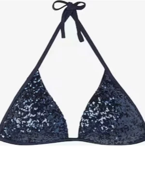 Blå paljettbikinitopp från Calzedonia - Säljer en blå trekantsbikinitopp från Calzedonia med glittriga paljetter på framsidan. Modellen knyts i nacken och ryggen för justerbar passform. Perfekt för dig som vill sticka ut på stranden eller poolpartyt. Snygg, passar A/B/C. Använd 2 gånger och tvättad därefter