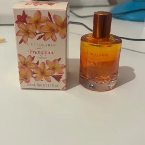 L'Erbolario Frangipani Profumo 50ml - Fräsch och livlig doft med noter av mandarin, bergamott, frangipani, cederträ och amber. Perfekt för dig som vill sticka ut med en unik och energigivande parfym. Volym: 50 ml. Tillverkad i Italien och håller väldigt länge. 