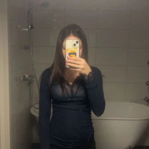 Mörkblå intimissi tröja  - Jätte snygg mörk blå intimssi tröja i bra skick!