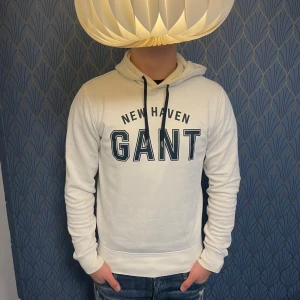 Gant Hoddie - Säljer en vit hoddie från Gant. Storlek M. Pris 399kr, men kan såklart diskuteras!!