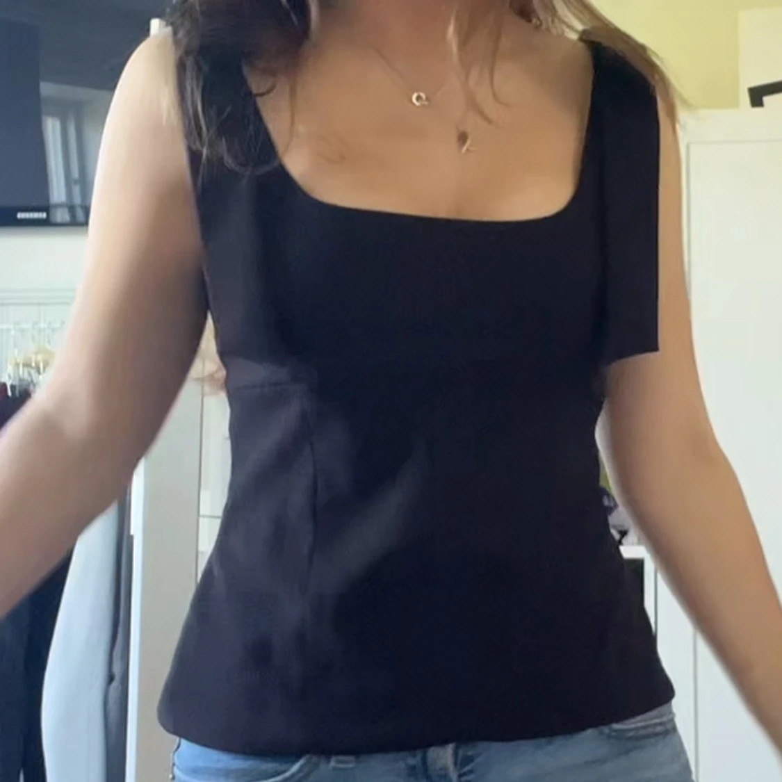 Svart linnetopp med breda axelband - 1