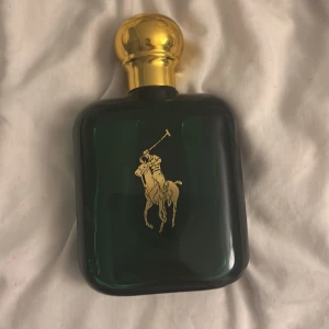 Stilren parfym från Ralph Lauren med ikonisk polospelare på flaskan. Perfekt för dig som gillar tidlös design och vill sticka ut med en klassiker i samlingen. - Stilren parfym från Ralph Lauren med ikonisk polospelare på flaskan. Perfekt för dig som gillar tidlös design och vill sticka ut med en klassiker i samlingen.