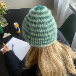 Grön fluffig mössa - Alpacka mössa, handgjord 💚 Går att vända på båda hållen