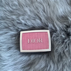Dior Rosy Glow Rouge 001 Pink - Dior Rosy Glow i nyansen 001 Pink är ett puderrouge i en snygg genomskinlig ask med spegel. Rouget har en intensivt rosa färg och är pressat med Diors ikoniska logomönster. Perfekt för att ge kinderna en fräsch och naturlig glow.testat 2-3 gånger 