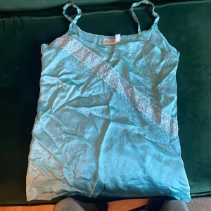 Y2k spets linne  - Köpt på vinted men aldrig använt. Storlek m och inga skavanker vad jag kan se