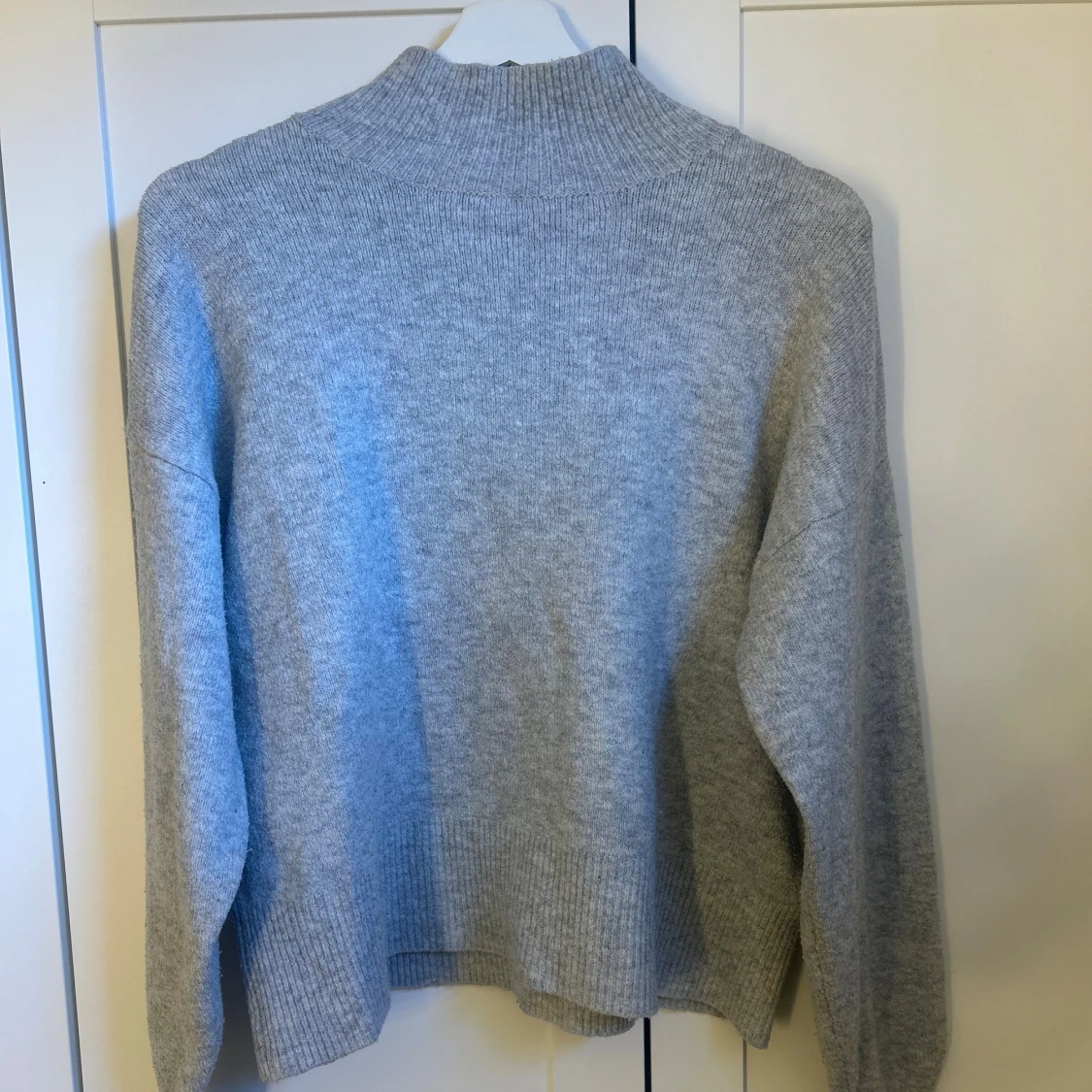 Ljusgrå stickad polotröja - 1