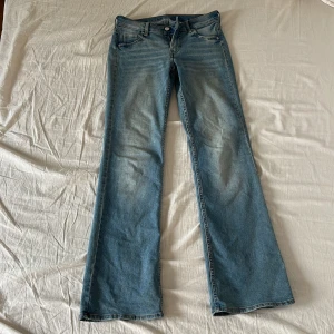 Bootcut jeans  - Bootcut jeans från H&M i ljusblå tvätt med låg midja. Klassisk med snygga slitningar framtill och raka ben som går ut i en bootcut. storlek 34😊💕 kontakta för frågor 