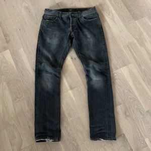 NN07 Selvedge Jeans mörkgrå - Nu säljer vi dessa i stort sätt nästan oanvända selvedge jeans från NN07. De är i en ljus/mörkgrå nyans med fina fades (med tiden blir det mer). Med en slim passform är de i storlek 31/32, skick 8,5/10. Pris kan diskuteras vid snabb affär och vid fler frågor är det bara att skriva!