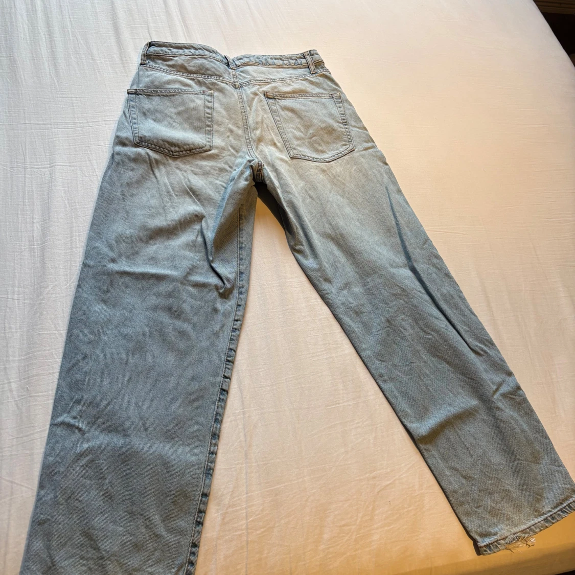 Ljusblå raka jeans med rå kant - 1