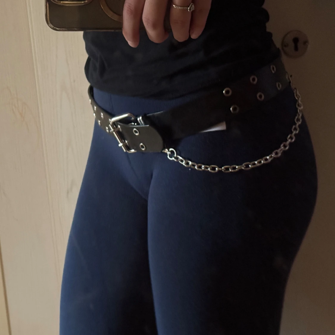 Svart bälte med nitar och kedja - 2