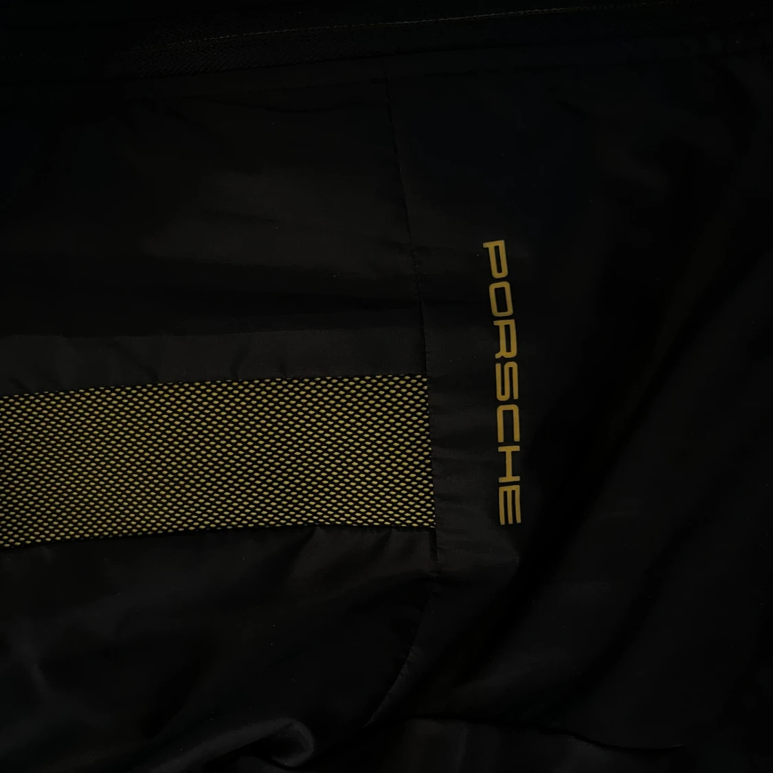 Svart Porsche vindjacka med gula detaljer - 1