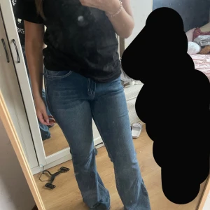 Blå bootcut jeans med broderade fickor - Säljer ett par blå jeans med bootcut passform och snygga broderade detaljer på bakfickorna. De är storlek S men jag skulle säga att de egentligen är M. Har aldrig använt dem då de var för stora och jag köpte ett mindre par. 