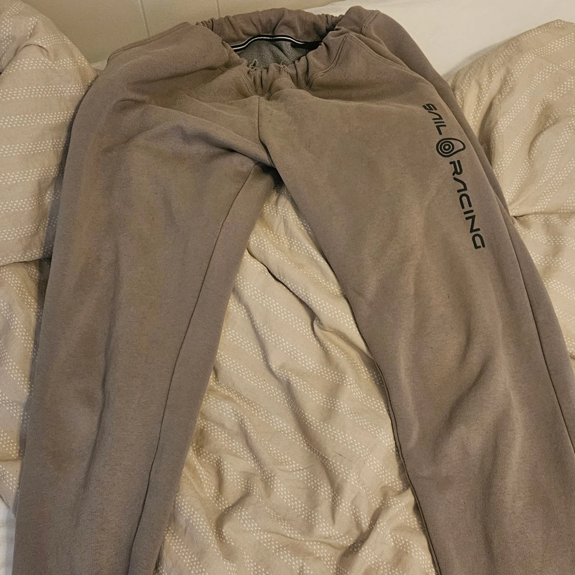 Grå mjukisbyxor från Sail Racing M