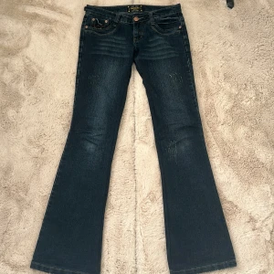 Mörkblå bootcut jeans från Monday - Mörkblå bootcut jeans från Monday. Köpte i detta skick men efter som de inte passade riktigt orkade jag inte fixa de. Men för någon med sy kunskaper är det inte svårt! Skriv för fler bilder. Alla defekter syns på bilderna, allt annat är bra! Storlek 38