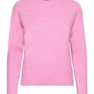 Rosa stickad tröja - En söt rosa stickad tröja med rund hals och långa ärmar. Tröjan har en enkel och clean design med ribbade muddar vid ärmslut och nederkant. 