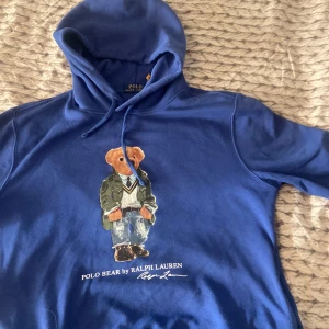 Blå hoodie Polo Bear Ralph Lauren - Fet polo bear hoodie i topp skick. Kommer inte till användning längre, det är därför jag säljer. Ny pris ligger runt 2500