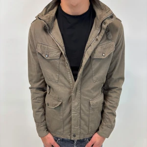 Woolrich Jacka  - Hej! Säljer nu denna väldigt snygga och eftertraktade Woolrich Jackan!  Jackan är slutsåld överallt och går inte att få tag på… jackan är perfekt nu till hösten/vintern  Storlek S Skick 9,5/10  Ny pris: 6000 kr Säljs för: 1499 kr 