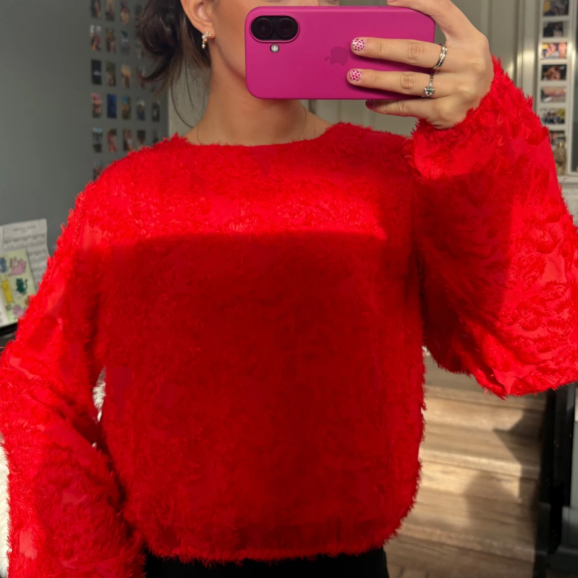 Röd fluffig tröja 