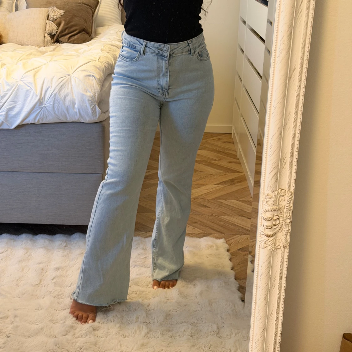 Ljusblå bootcut jeans med hög midja