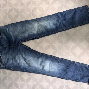 Jack n Jones med tvätt, W31 L30 - Snygga jack n Jones med tvätt i storlek W31 L30 i skit bra skick. Säljes i befintligt skick med inga skavanker. Hör av er vid frågor!