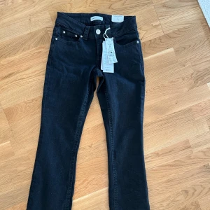 Nya Svarta jeansbyxor från Perfect Jeans - Svarta jeansbyxor från Perfect Jeans med klassisk femficksdesign, raka ben och snygga bakfickor med lock och silverfärgade knappar. Byxorna har normal passform och är tillverkade i mjukt bomullsmaterial med stretch för extra komfort.