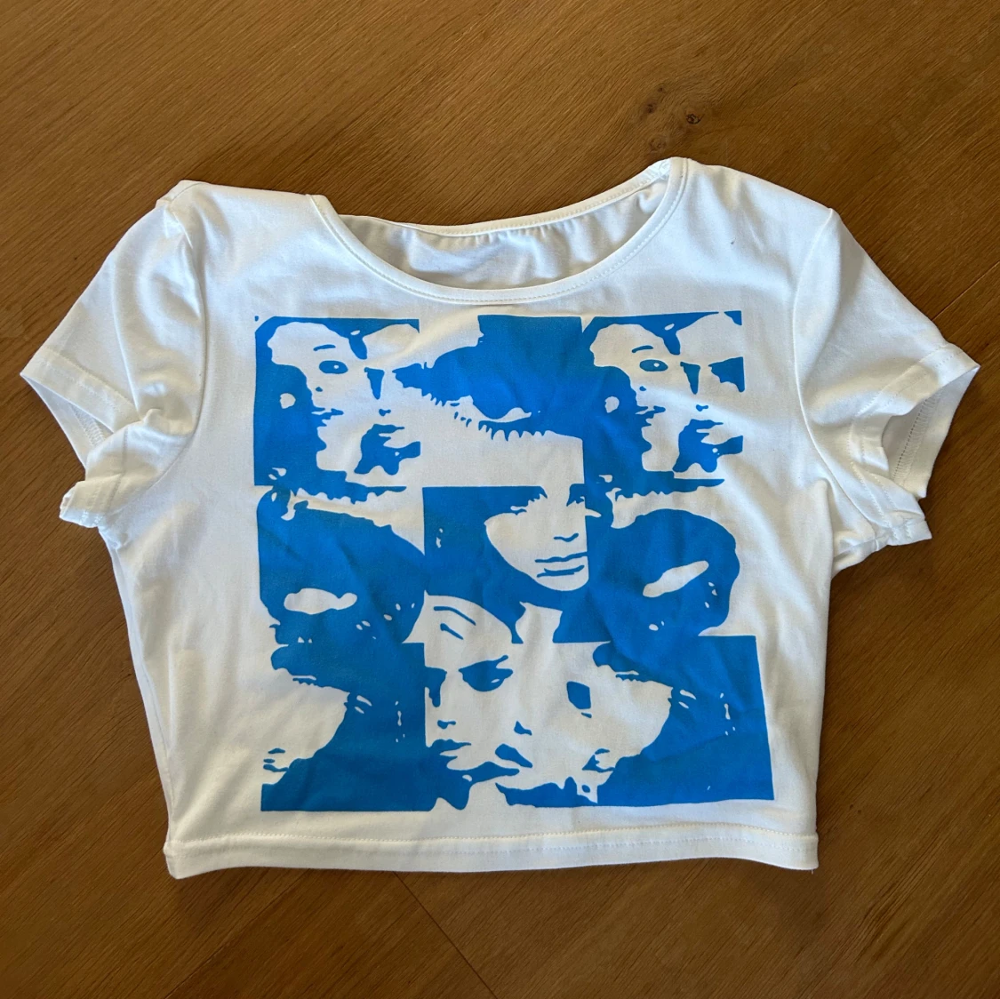 Vit croppad topp med blått tryck