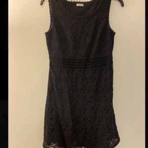 Svart spetsklänning  - Supersnygg svart ärmlös klänning från Esprit i spets med rund halsringning och markerad midja. Knappt använd. Skriv om du har några frågor💕