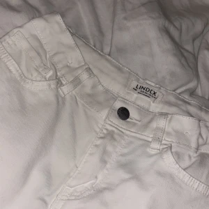 Vita bootcut  jeans - Vita bootcut jeans från Lindex i modellen freja.  Byxorna har normalhög midja och går ut längst ner. Byxorna är lite slitna längst ner men är annars i bra skick. Strl 164 (motsvarar xs)  och sitter bra på mig som är ca 153. Köpta för 399 och säljs inte längre 