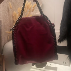 Stella McCartney liknade väska - Jätte snygg och ovanlig väska som är liknade till Stella McCartney, köptes när jag va i Grekland för ett år sedan för 1000kr eftersom det är äkta läder - den har ett ormliknande mönster med stark glittrig rosa (kommer med en lång kedja)och aldrig använd| skriv vid intresse💕