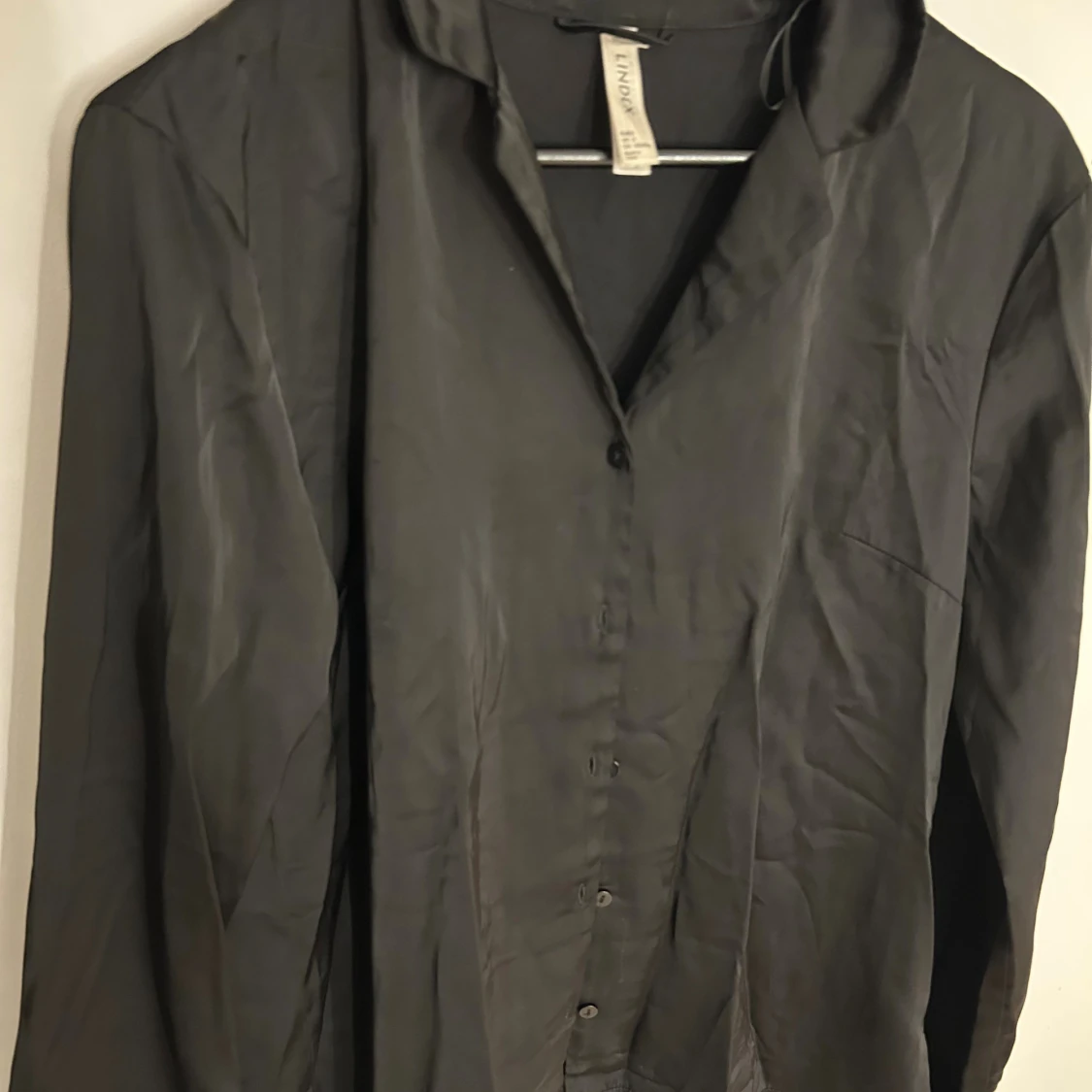 Svart silkesliknande skjorta från Lindex 