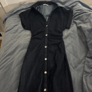 Zara klänning  - Den populära slutsålda zara klänningen! Har bara använt den 1 gång vilket va max 3 timmar. Den är som ny☺️