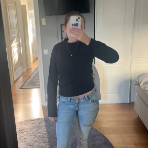 Marinblå stickad långärmad tröja - En svart, enkel och stilren stickad tröja med lång ärm och rund hals. Tröjan har en normal passform och är perfekt att matcha med jeans eller kjol. Mjuk och skön mot huden, passar till både höst och vinter.