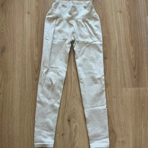 Ribbade träningstights från Aim’n med hög midja - Säljer ett par träningstights från Aim’n. De är tillverkade i mjukt och stretchigt material, perfekta för chill eller träning. Snyggt sömmönster vid midjan för extra detalj. Använda endast en gång. 