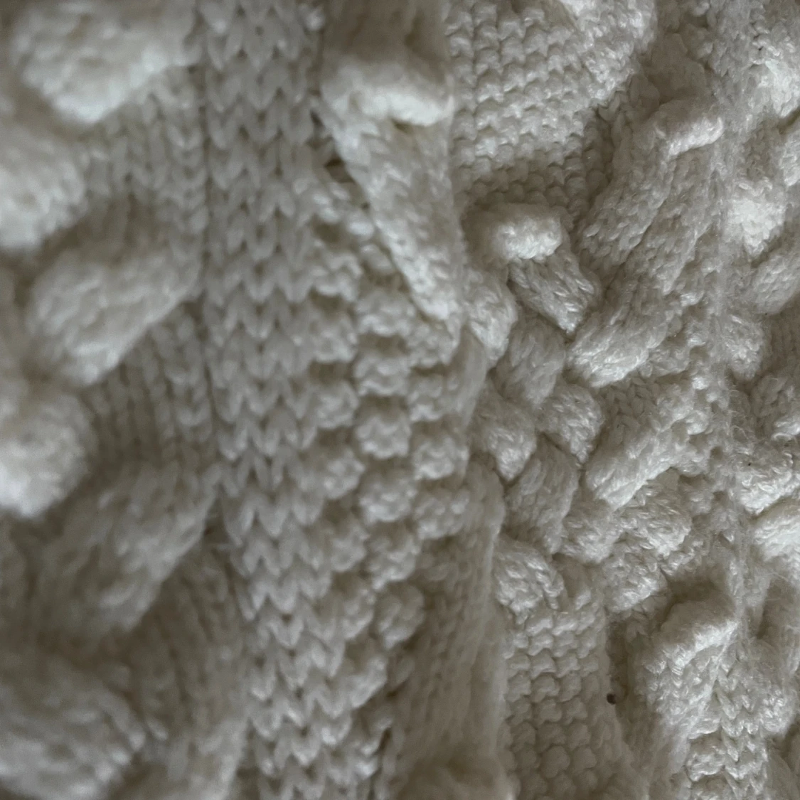 Vit stickad tröja med flätmönster - 3