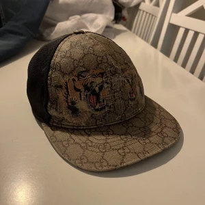 Keps  - Säljer en keps, no size passar alla. Skicket är okej synliga defekter därför sänker jag priset. Hör av dig om du har några frågor 