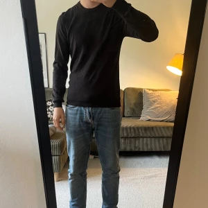 J.Lindberg Tröja - Snygg tröja från J.Lindeberg. Knappt använd. Inga defekter förutom att J.Lindeberg lappen lossnat på ena sidan i insidan av tröjan.  Storlek: Small  Fraktar inom 24h! 💫