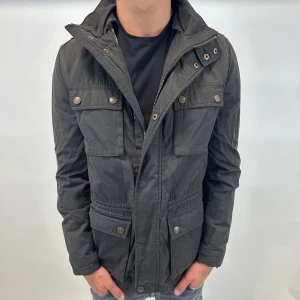 Field jacka - Hej, säljer nu denna riktigt snygga field jackan i storlek M som är perfekt nu till hösten! Skicket är 9/10 Vid minsta lilla fundering så är det bara att höra av sig