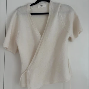Vit omlottstickad topp från Gina - Säljer en helt NY vit stickad omlott topp från Gina Tricot. Den är populär och går att ha med många saker. Har dock aldrig kommit till användning från mig, så den är helt oanvänd. Skriv om du har frågor💖