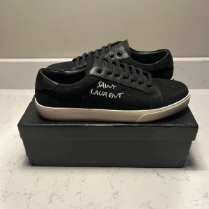 Saint Laurent skor - Svarta saint Laurent skor, Nypris 9000:- Mitt pris 3299:-      Box, skopåse, certifikat med kommer. Skick 9/10 Inga defekter bara smutsiga på sulan men går att tvätt bort innan jag skickar. Skriv vid minsta fundering, hälsningar Love.