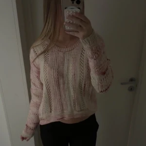 Ljusrosa stickad tröja med hålmönster - Superfin ljusrosa stickad tröja med inslag av vitt och diskreta ränder. Skriv privat om ni har några frågor.