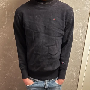 Champion sweatshirt - Säljer en mörkblå Champion sweatshirt i storlek M. Bra skick 8/10 nypris: ca 500kr modell 183cm