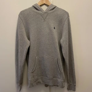 Ralph lauren hoodie - Säljer nu min sprillans nya Ralph lauren hoodie | storlek barn XL men passar S |  kond 10/10 aldrig använd | ny pris 1200, mitt pris 400!!