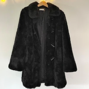 Svart faux pälsjacka med krage - Mysig svart faux pälsjacka