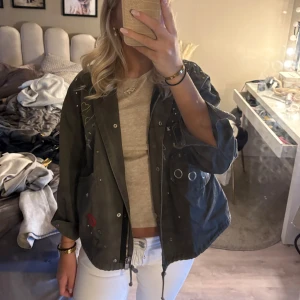 Grön jeans jacka  - jätte snygg jeans jacka med snygga detaljer🩷