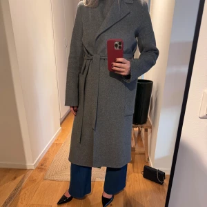 Lång kappa🩶 - Sparsamt använd långkappa från h&m edition i wool/cahsmere blend🩶 Storlek 34🩶 Köpt för cirka 2000, priset kan diskuteras 🥰